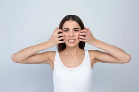 Ragazza con irritazione alla pelle causata dai cosmetici.