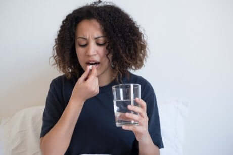 Donna che prende una pillola.