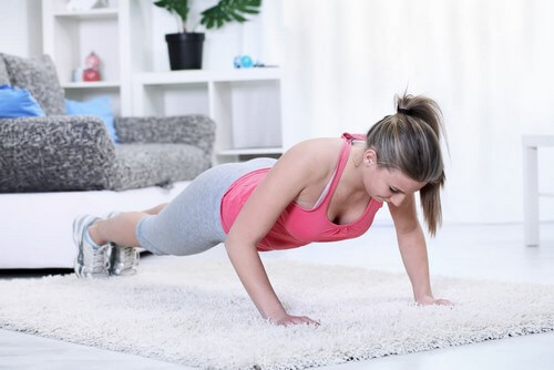 Donna esegue plank.