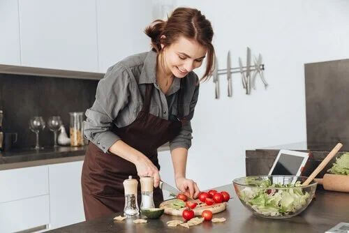Donna in cucina a favore di alimentazione sana e sport.