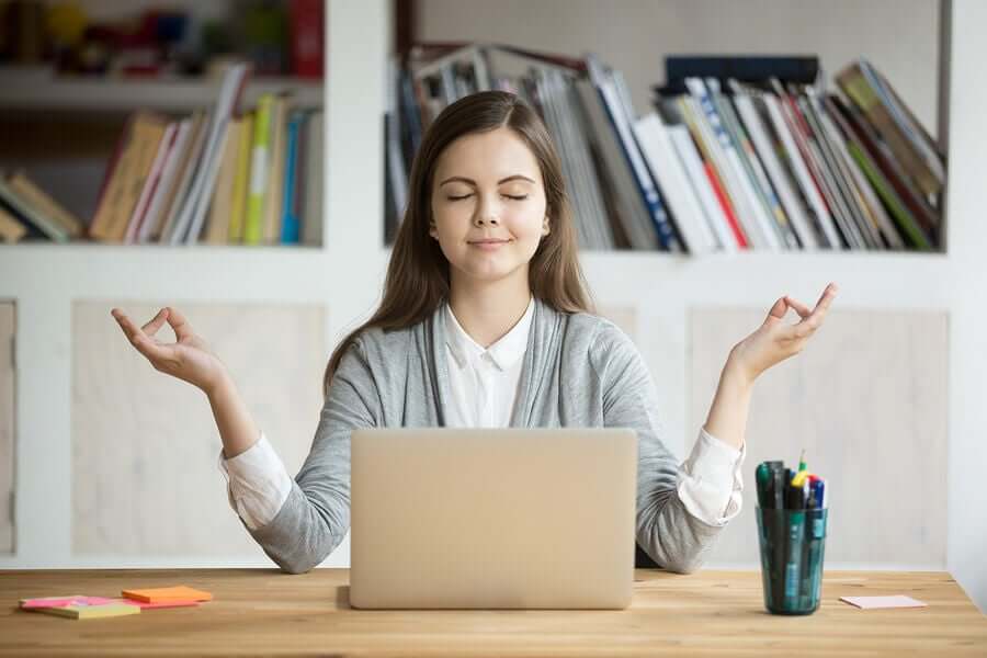 Donna meditazione lavoro computer.