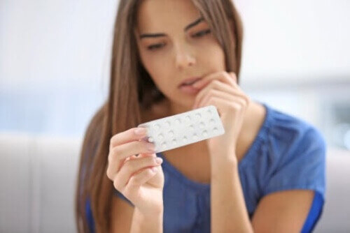Donna con pillole anticoncezionali.