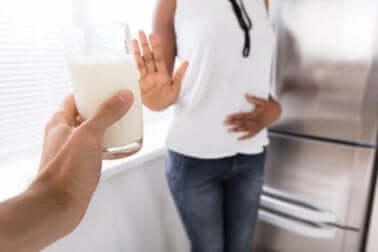 Donna rifiuta bicchiere di latte.