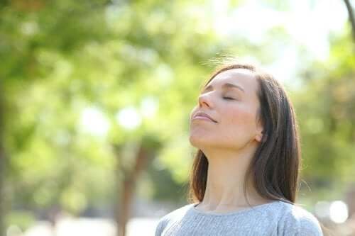 Donna che usa il silenzio come terapia.