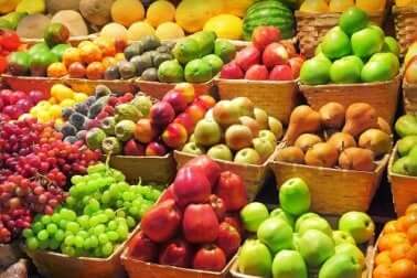 Banco di frutta e verdura colorate.