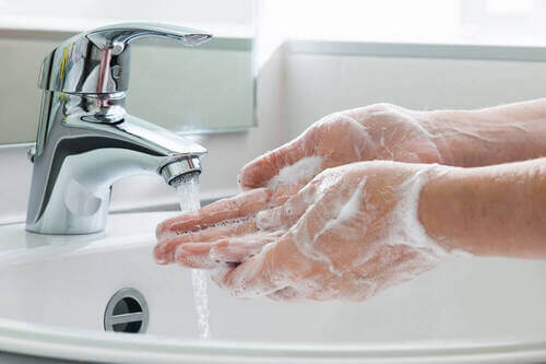 Lavarsi le mani con il sapone.