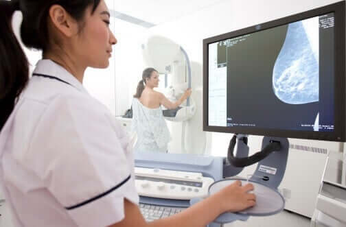 Donna che si sottopone alla mammografia.