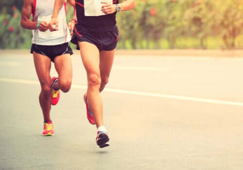 Persona che corrono la maratona.