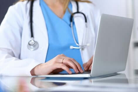 Medico che usa un computer.