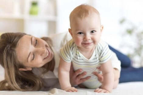 Neonato con mamma.