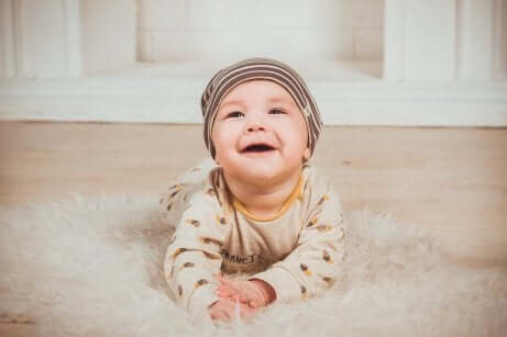 Neonato sorridente.