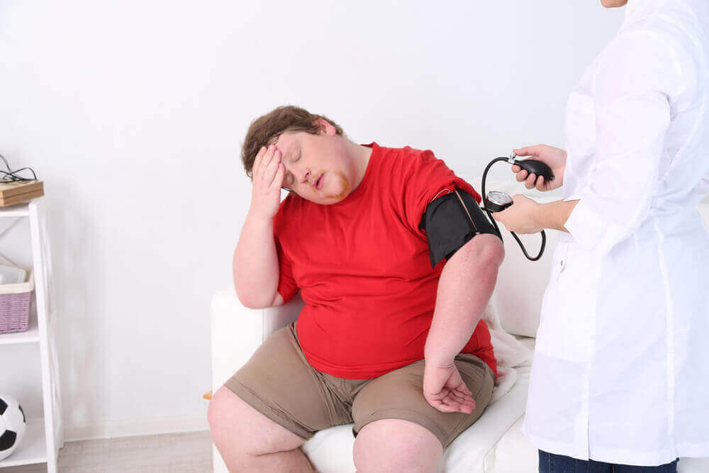 Uomo obeso dal medico.