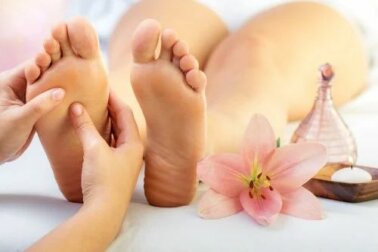 Piante dei piedi gialle: quali sono le cause?