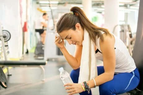 Ragazza affaticata in palestra.