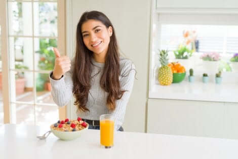 Ragazza davanti a colazione sana.