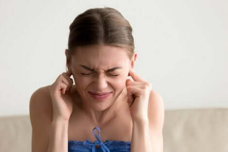 Ragazza con male alle orecchie.