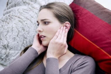 Ragazza con dolore alle orecchie.