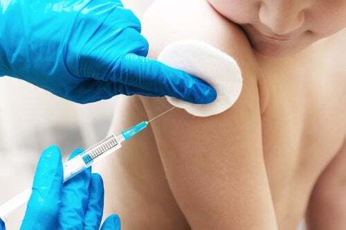 Vaccinazione ad un bambino.