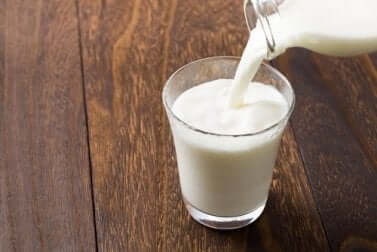 Versare latte nel bicchiere.