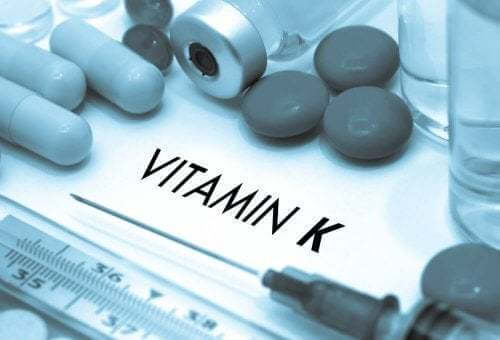 Siringa e integratori di vitamina K.