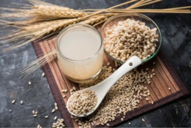 Acqua d'orzo: benefici, controindicazioni e ricetta