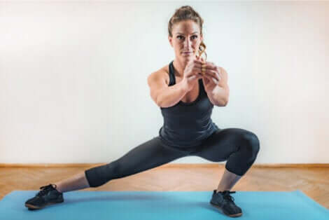 HIIT per principianti: affondi laterali.