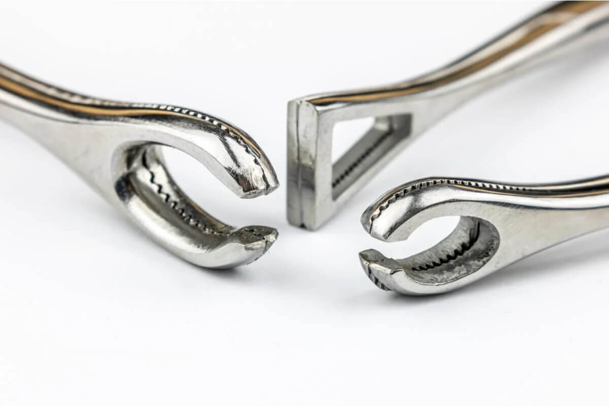 Attrezzi posizionamento piercing.