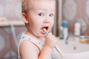 Bambina con spazzolino da denti.