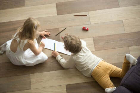 Bambini sul pavimento in legno.