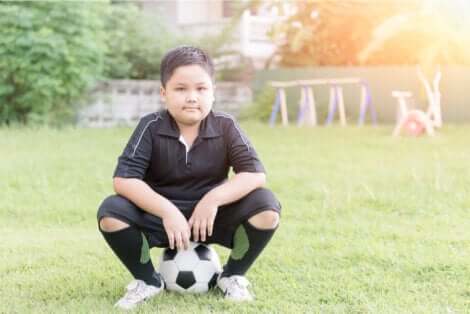 Bambino con pallone da calcio.