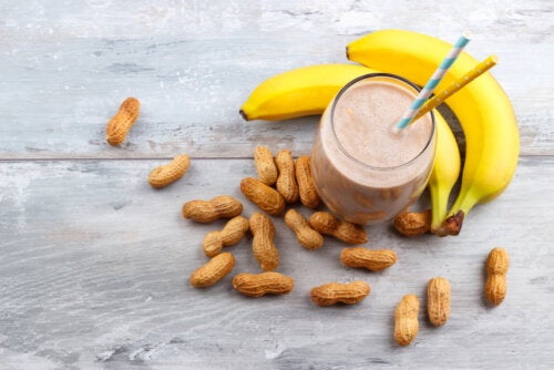 Frullato energetico al burro di arachidi e banana: ideale per gli sportivi