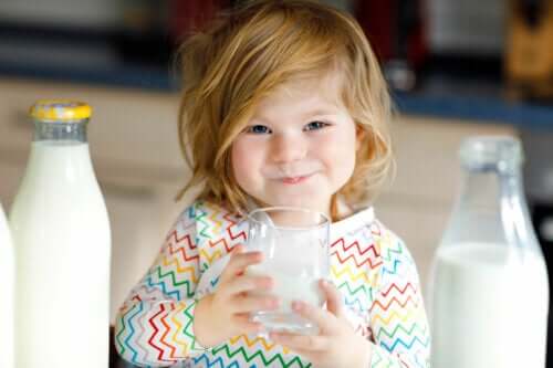 Dare il latte di capra al bambino.