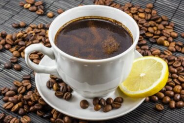 Caffè con limone: è una buona miscela?