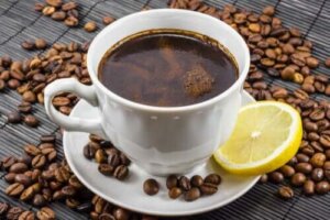 Caffè con limone: è una buona miscela?