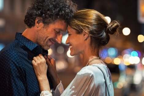 Coppie felici e sorridenti.