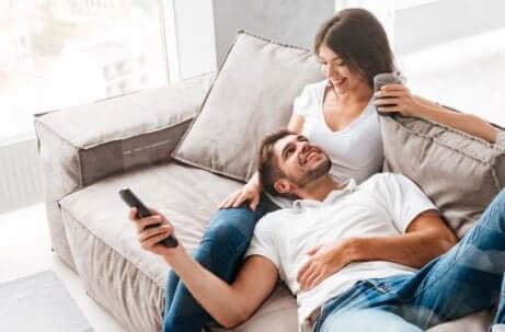 Coppia su un divano.