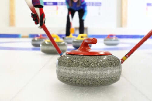 Curling, uno sport invernale facile e divertente