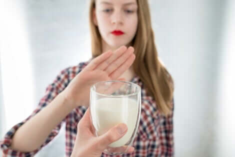 Donna che rifiuta un bicchiere di latte.