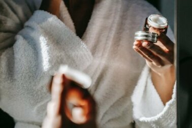 Peptidi: cosa sono e quali benefici offrono alla pelle?