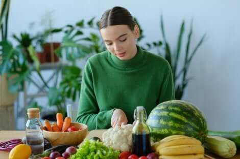 Mangiare frutta e verdura.