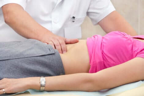 Donna si sottopone a controllo dell'addome.