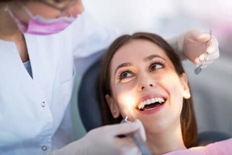 Donna sorridente dal dentista.