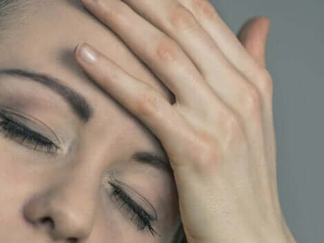 Donna con mal di testa.