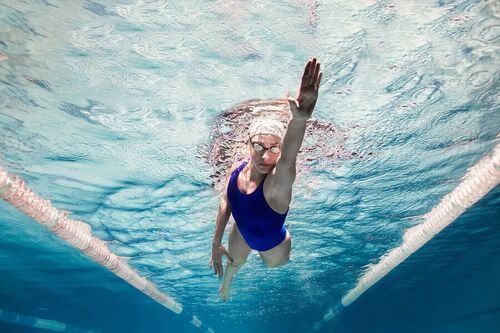 Donna praticando nuoto.