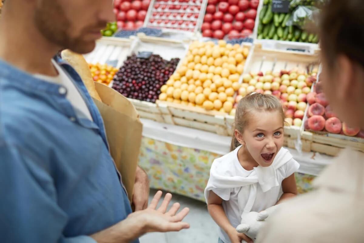 Bambina che urla al supermercato.