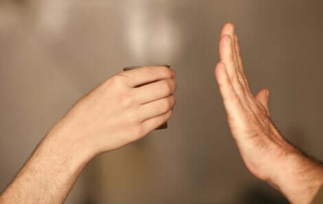 Mano rifiuta bevanda alcolica.