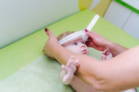 Misurare il cranio del neonato.