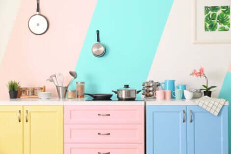 Arredamento della cucina con mobili colorati.