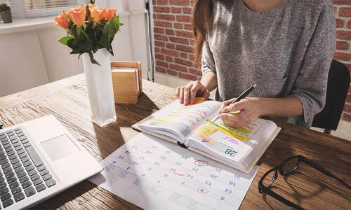 Donna che organizza la propria agenda.