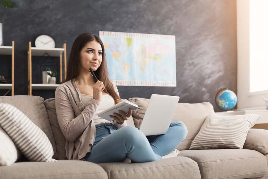 Parlare da solo per dare istruzioni.